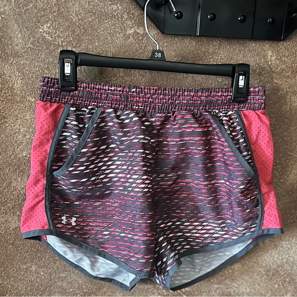 🔥3 for $25🔥 EUC HOT GRAY AND WHITE UNDER ARMOUR WITH POCKETS SZ S - Picture 2 of 4